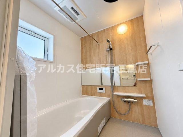 三鷹市井口4丁目 西武多摩川線 新小金井駅 新築戸建の浴室|木目調アクセントパネルが温もりを演出する癒やしのバスルーム。小窓付きで換気・採光性にも優れています。