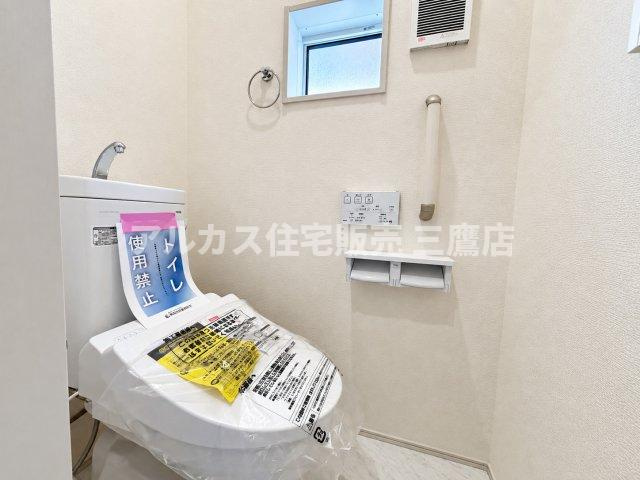 三鷹市井口4丁目 西武多摩川線 新小金井駅 新築戸建のトイレ|清潔感あふれるシンプルなトイレ空間。手すりやペーパーホルダーなど便利で配慮の行き届いた設計です。