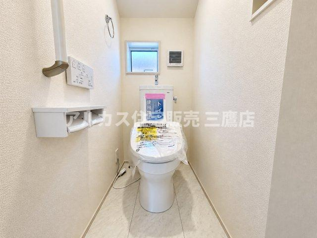 三鷹市井口4丁目 西武多摩川線 新小金井駅 新築戸建のトイレ|窓からの採光に優れた清潔感のある2階トイレ。温水洗浄便座や手すり、小窓を備えた快適な設備仕様です。