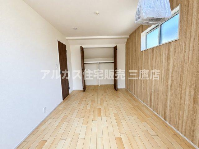 三鷹市井口4丁目 西武多摩川線 新小金井駅 新築戸建の洋室|奥行きのあるクローゼットを備えた洋室。衣類や日常の荷物をすっきりと整理整頓できます。