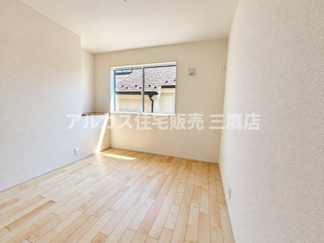 三鷹市井口4丁目 西武多摩川線 新小金井駅 新築戸建の洋室|白を基調とした明るい洋室。シンプルな形状でベッドやデスクなどの家具配置もしやすい空間です。