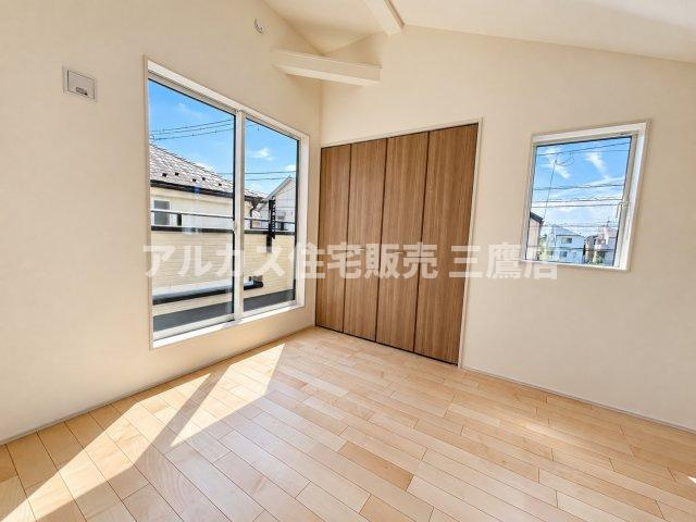 三鷹市井口4丁目 西武多摩川線 新小金井駅 新築戸建の洋室| 2面採光で風通し・陽当りともに良好な洋室。クローゼット付きで主寝室や子供部屋など多目的に活用できます。