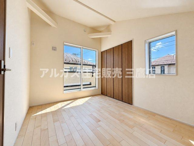 三鷹市井口4丁目 西武多摩川線 新小金井駅 新築戸建の洋室|傾斜天井と見せ梁が印象的な開放感あふれる洋室。窓からは明るい光が差し込み、居心地の良いプライベート空間を演出します。