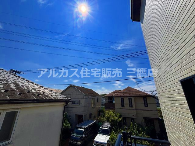 三鷹市井口4丁目 西武多摩川線 新小金井駅 新築戸建の展望|青空が広がる開放的なバルコニーからの眺望。陽当り良好で毎日の洗濯物も気持ちよく乾きます。