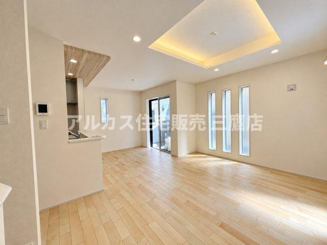 三鷹市井口4丁目 西武多摩川線 新小金井駅 新築戸建の居間・リビング|折り上げ天井と間接照明が上品な雰囲気を創り出す広々としたLDK。複数の窓から自然光が優しく差し込みます。