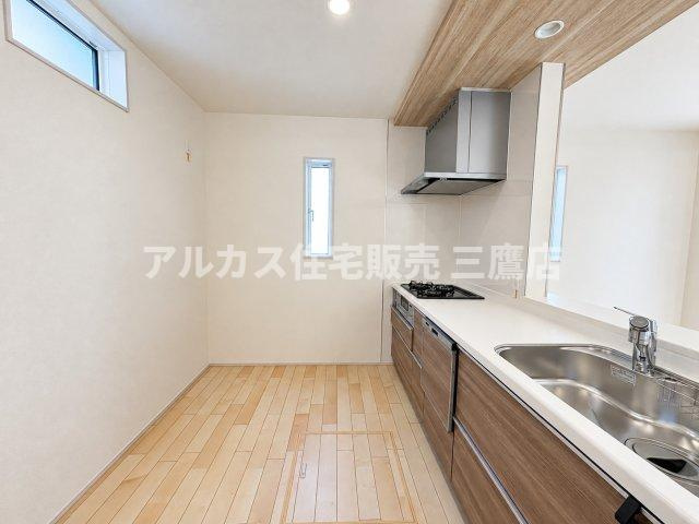 三鷹市井口4丁目 西武多摩川線 新小金井駅 新築戸建のキッチン|背面に十分なスペースを確保した機能的なキッチンエリア。小窓があり風通しも良く快適に調理が行えます。