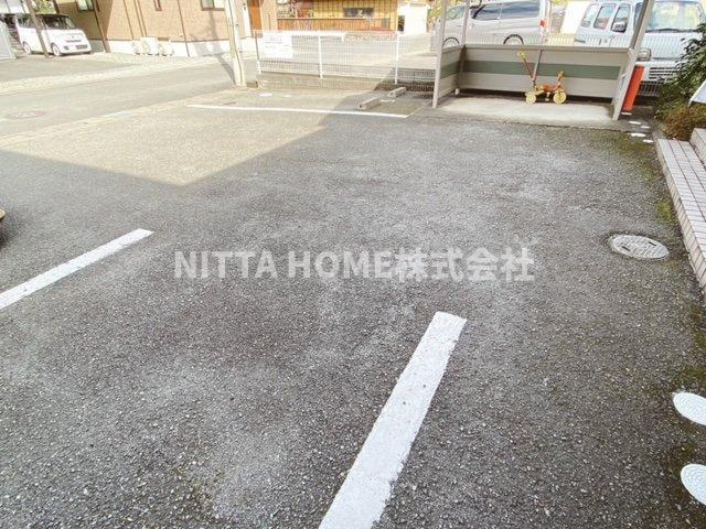 ミニョン　ヴィラの駐車場|駐車場は２台の空きがあります◎