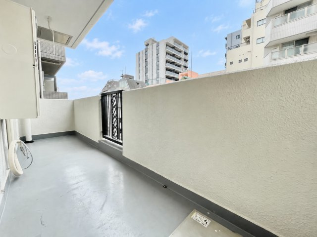 巣鴨第2SYマンションのバルコニー|2026.09.13撮影

現地ご見学希望・資料請求などお気軽にお問い合わせ下さい！
03-5990-5201