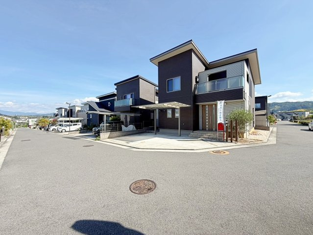 岸和田市岸の丘町1丁目　中古戸建の前面道路含む現地写真