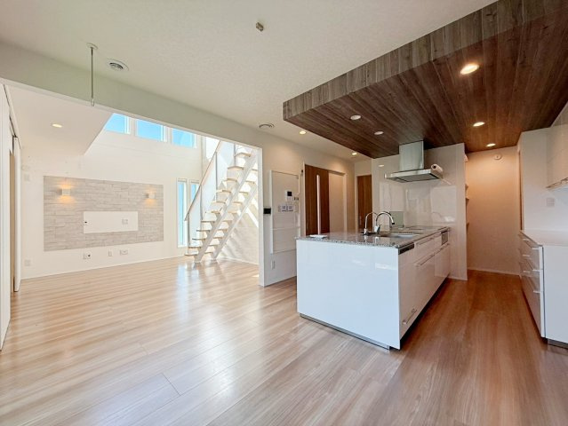 岸和田市岸の丘町1丁目　中古戸建の居間・リビング