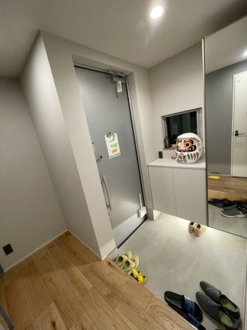 東新小岩３階建て一軒家の玄関