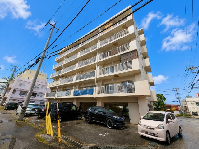 ニューライフ泡瀬壱番館の外観