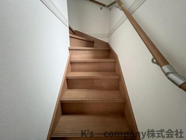 ◎茅ヶ崎市中島　中古戸建の内装|手すり付きの階段☆小さなお子様やご年配の方にも優しい仕様◇