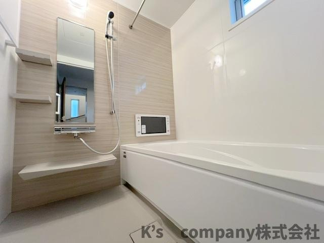 ◎茅ヶ崎市中島　中古戸建の浴室|やさしい色合いのアクセントパネルで、一日の使入れを癒す心地の良い空間☆