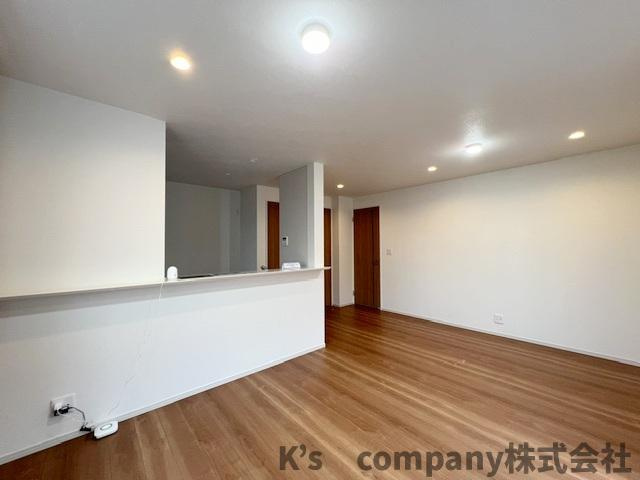 ◎茅ヶ崎市中島　中古戸建の居間・リビング|リビングにいるご家族を感じながらお料理ができるカウンターキッチン☆