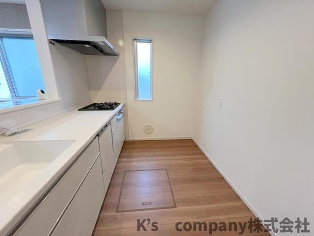 ◎茅ヶ崎市中島　中古戸建のキッチン|キッチン後方には食器棚と冷蔵庫スペースがあります◇