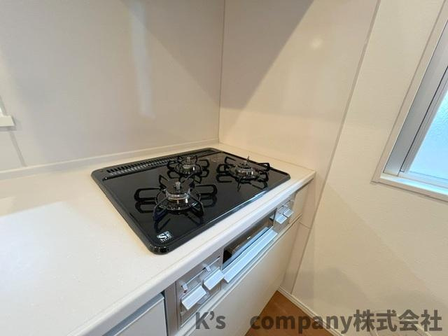 ◎茅ヶ崎市中島　中古戸建のキッチン|三口ガスコンロでお料理の幅が広がります◇