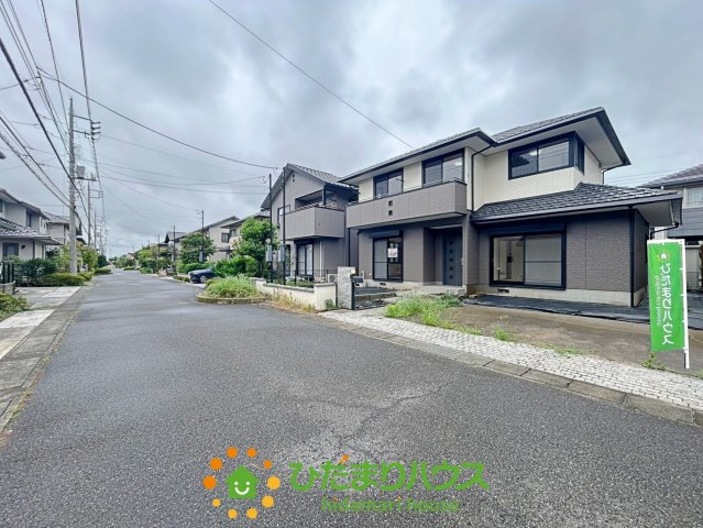 古河市けやき平1丁目　中古一戸建ての前面道路含む現地写真
