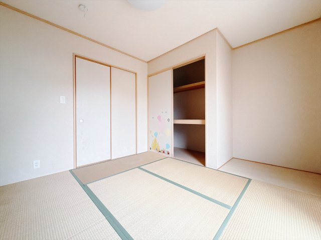 【中古戸建】本庄市小島3丁目　の和室|■1階和室｜リビングと繋がっている和室は、お子様の様子を見守りながらお洗濯物を畳んだり、家事の合間のちょっとした休憩やのんびりお昼寝にも♪セカンドリビングとしてもお使いいただけます♪