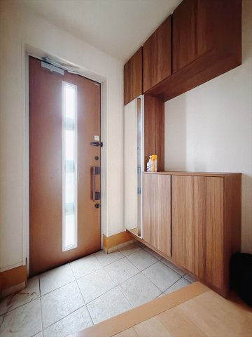 【中古戸建】本庄市小島3丁目　の玄関|■玄関｜「玄関から、我が家を心地よく。自然の風や光を感じられる気持ちのいい玄関へ。」永く居心地のいい暮らしを演出する快適性能と安心を両立させたドアを採用しました！