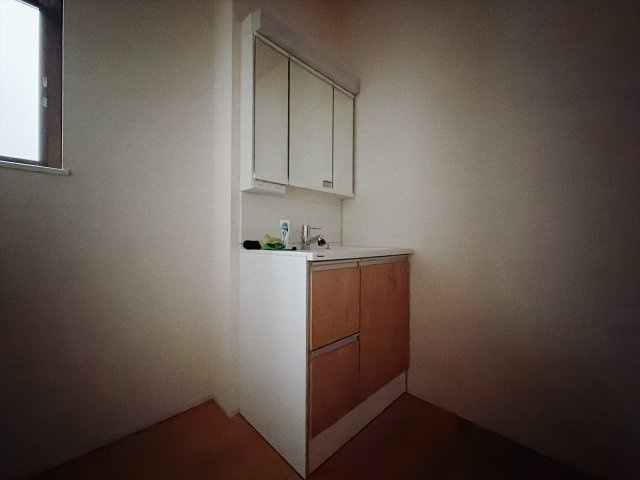 【中古戸建】本庄市小島3丁目　の独立洗面台|■洗面室｜朝のお出かけ準備に嬉しい三面鏡。鏡の裏には歯ブラシや整髪料などを収納できるスペースもあるので、いつでもスッキリ片付きます♪