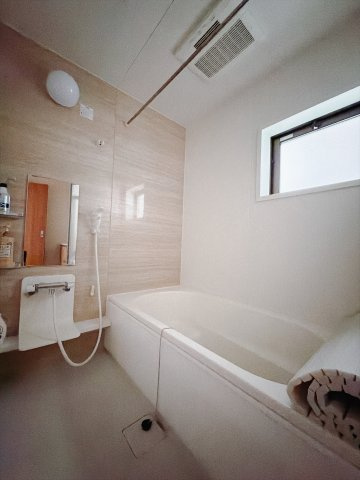 【中古戸建】本庄市小島3丁目　の浴室|■浴室｜デザイン性に優れた浴室♪1日の疲れを癒す、ゆったりとしたバスタイムをぜひお過ごしください(*＾＾*)大きな窓付きで嬉しい