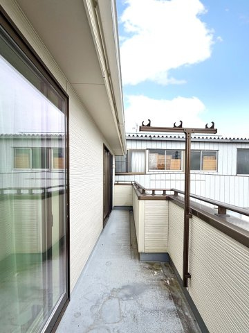 【中古戸建】本庄市小島3丁目　のバルコニー|■バルコニー｜あたたかな陽のひかりを浴びることのできるバルコニー。お洗濯物やお布団を干せば、家族みんなが気持ちよく暮らすことができます(*^^*)