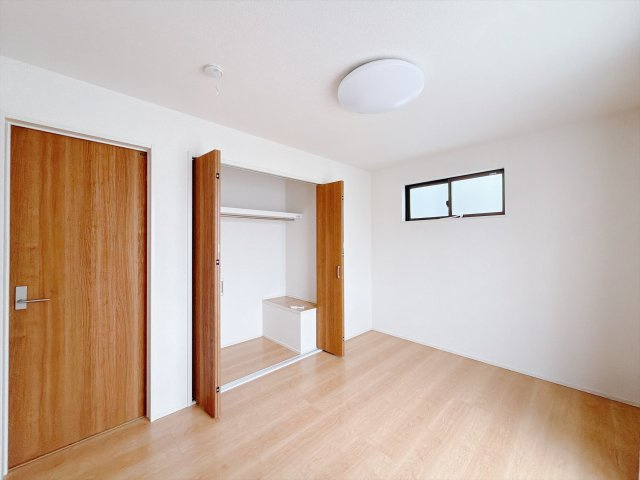 【中古戸建】本庄市小島3丁目　の洋室|■2階洋室｜2階各居室には収納をご用意しています♪常にお部屋を綺麗に保てます！小さなお子様も自然とお片付けができるようになるのでうれしいですよね！