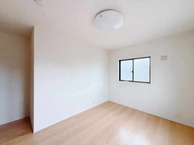 【中古戸建】本庄市小島3丁目　の洋室|■2階洋室｜ナチュラルカラーの床です。模様替えなどとても楽しく工夫できます♪陽当たり、風通しもとても良いので毎日快適な生活スタートです！子供部屋にも良いですね♪