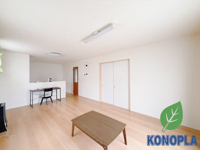 【中古戸建】本庄市小島3丁目　の居間・リビング|■リビング｜時の流れと共に陽射しは装いを変え空間に新たな彩りを与えます。一日中家に居ても飽きることなく過ごすことができる素敵な空間です♪