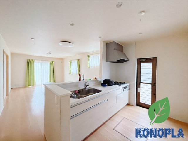 【中古戸建】本庄市小島3丁目　の居間・リビング|■リビング｜キッチンからお部屋全体が見渡せる一続きの空間！リビングで遊ぶお子様にも目の行き届く安心設計でお部屋のどこにいても会話が弾みます♪