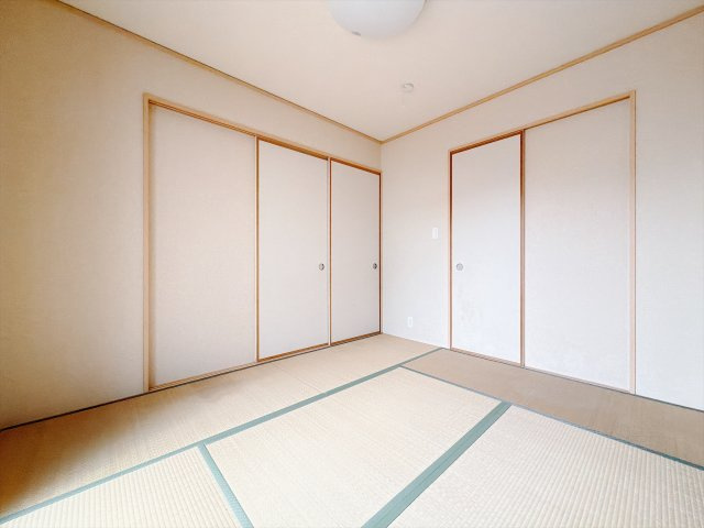 【中古戸建】本庄市小島3丁目　の和室|■1階和室｜和室でしか味わえない畳ならではの香りや素材で和のやすらぎを感じてください♪休日はお子様とお昼寝するのにも最適です！
