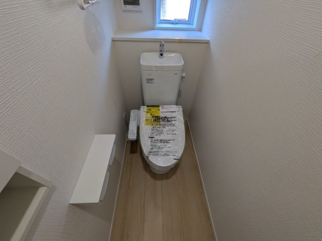 魚住町西岡新築戸建のトイレ