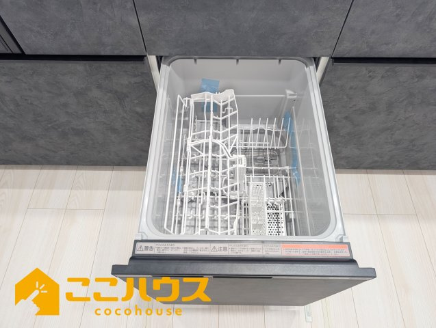 糸満市西崎　グラファーレ　新築戸建て　全2棟　1号棟のキッチン|家事が楽になる食洗機付き
