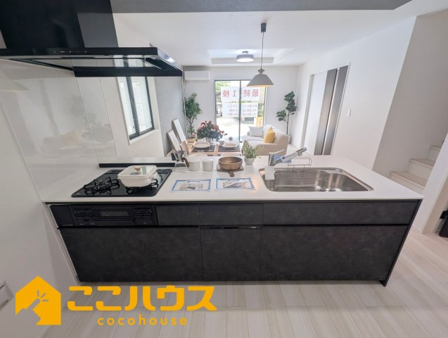 糸満市西崎　グラファーレ　新築戸建て　全2棟　1号棟のキッチン|家事のしやすいシステムキッチン
