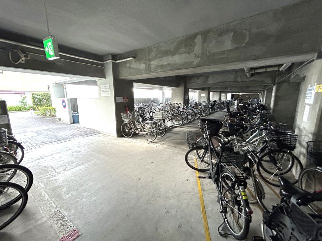 朝霧パークホームズの駐輪場