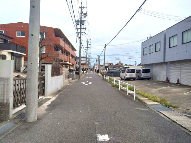 緑区鳴海町8期　売地の前面道路含む現地写真|外観　現地写真。上物あり(2026年9月7日撮影)