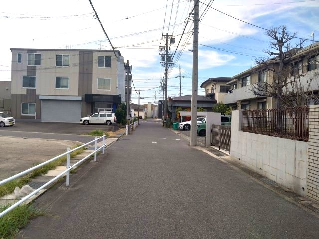 緑区鳴海町8期　売地の前面道路含む現地写真|外観　現地写真。上物あり(2026年9月7日撮影)