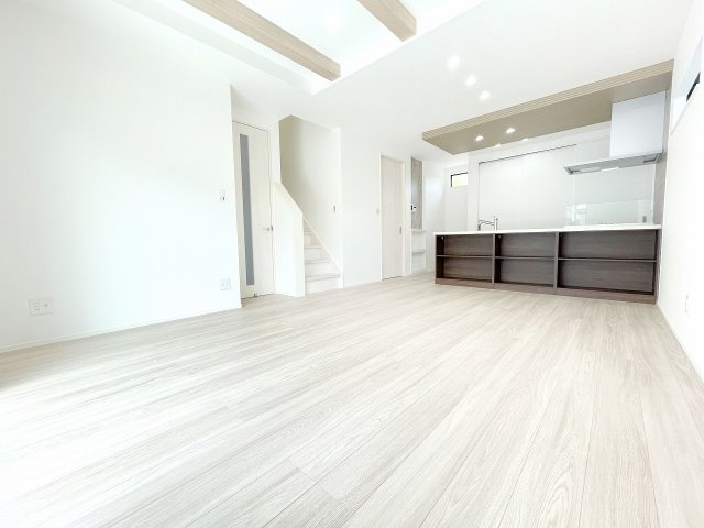 【内観：施工例】 | 富士見市羽沢2丁目　新築一戸建住宅　限定1棟（ふじみ野店） | 施工会社施工例：リビング
折上天井の開放感や2面採光の明るい生活空間を実現。リビング階段採用の、コミュニケーションあふれるお住まい。