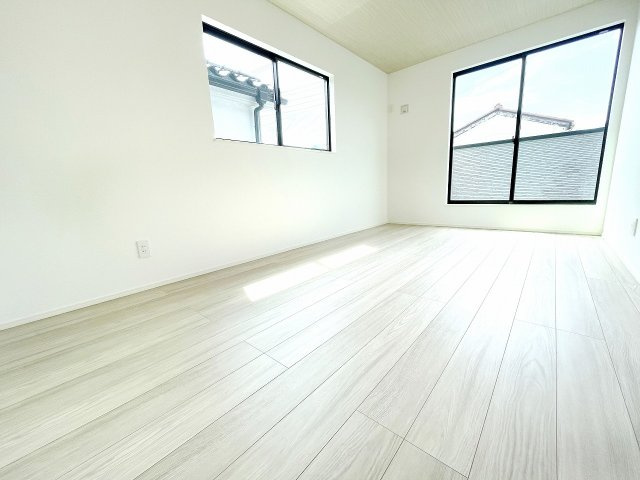 【内観：施工例】 | 富士見市羽沢2丁目　新築一戸建住宅　限定1棟（ふじみ野店） | 施工会社施工例：洋室
木目調のフロアが特徴的な洋室。全室南向き&クローゼット完備。