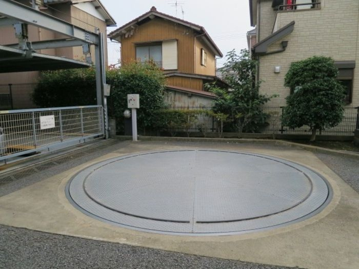 パインツリーコートの駐車場