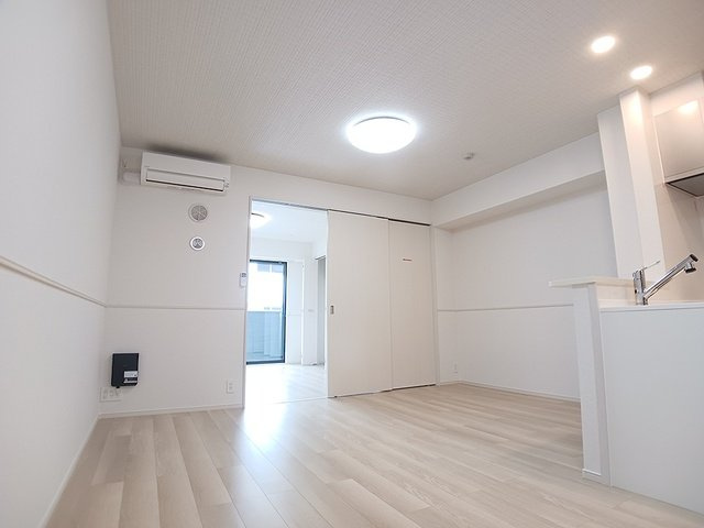ヒカルサ尼崎神崎町の居間・リビング