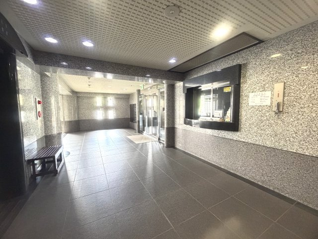ネオハイツ神陵台のエントランス