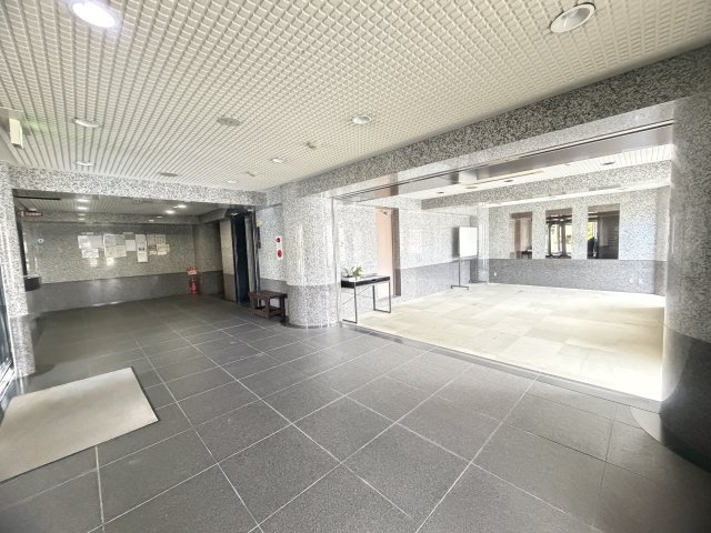 ネオハイツ神陵台のエントランス