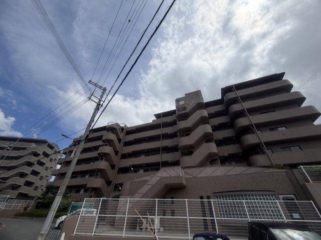 ネオハイツ神陵台の外観