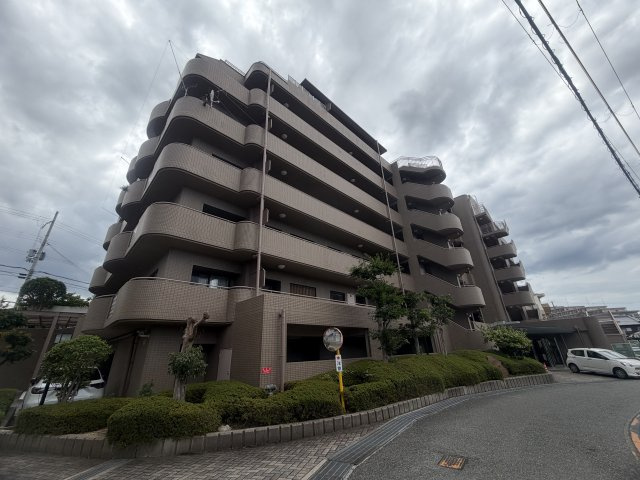 ネオハイツ神陵台の外観
