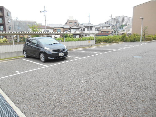 エターナル緑丘の駐車場