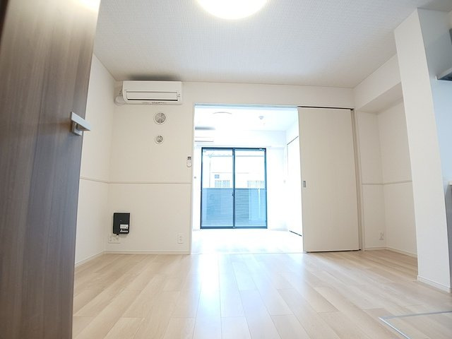 ヒカルサ尼崎神崎町の居間・リビング