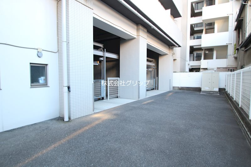 ヴィータローザ横浜吉野町の駐車場