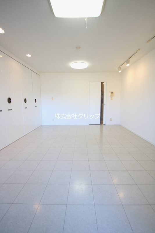 ヴィータローザ横浜吉野町の居間・リビング